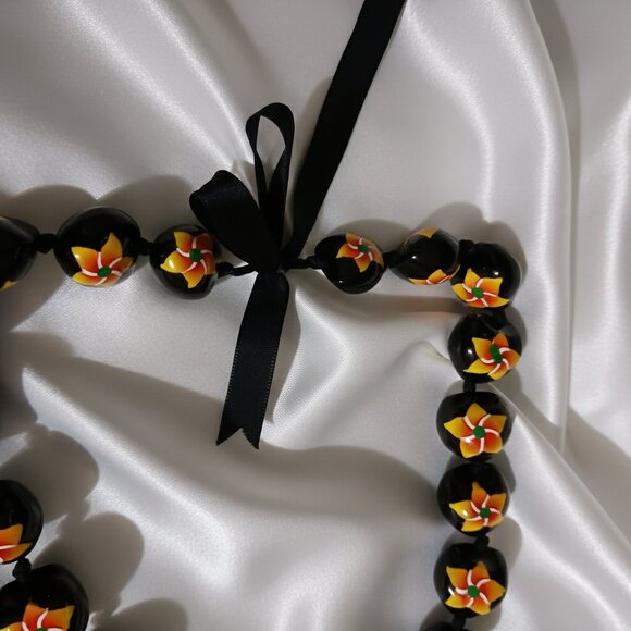 Black Kukui Nut Hawaiian Luau Lei Yellow Gold Flower Necklace NWOT - Picture 4 of 8